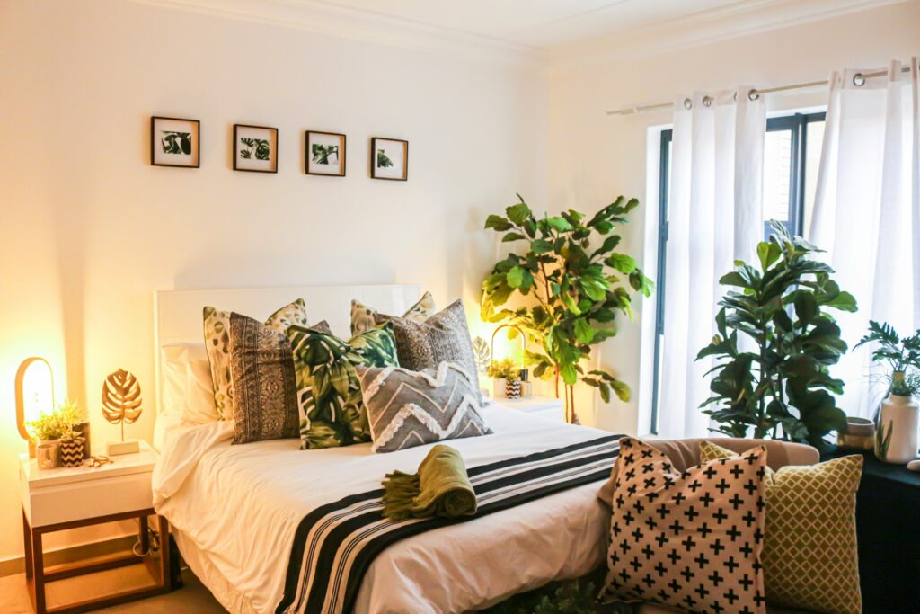 Ein Schlafzimmer mit Zimmerpflanzen