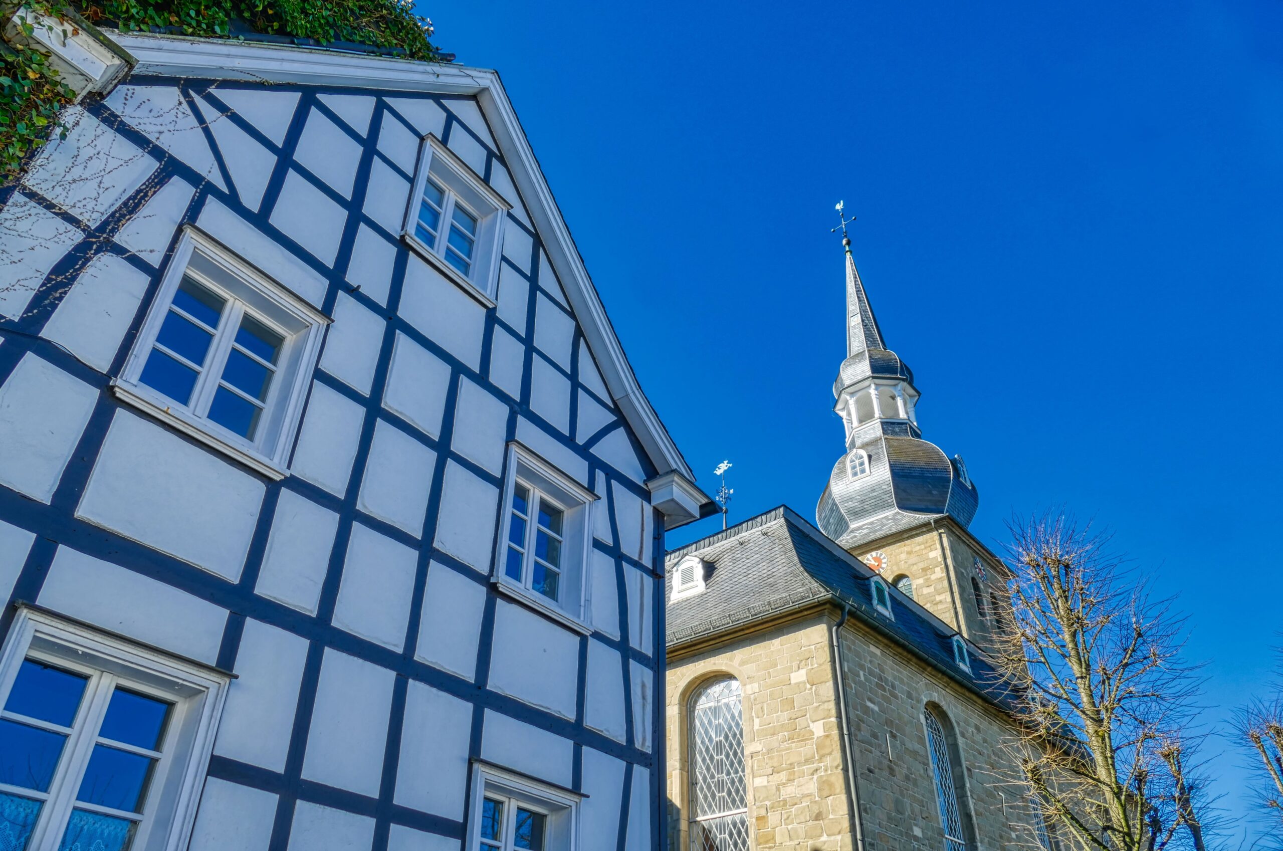 Neue Kunststofffenster an einem alten Fachwerkhaus in Wuppertal