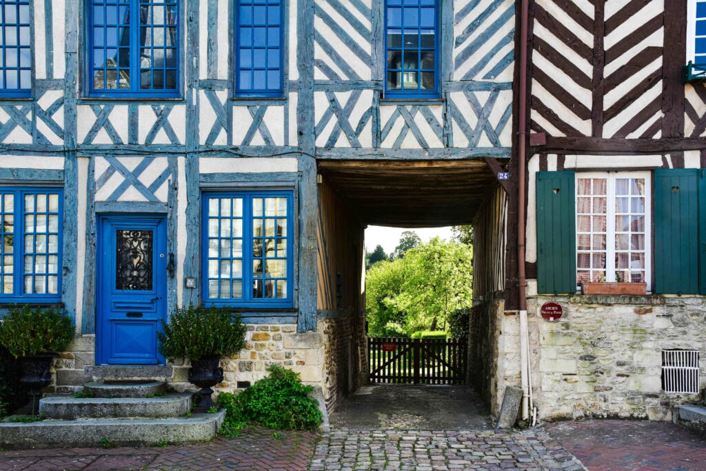 Historisches Fachwerkhaus mit modernen, blauen Fenstern in Wuppertal, die den Charme und die Energieeffizienz des Gebäudes hervorheben.