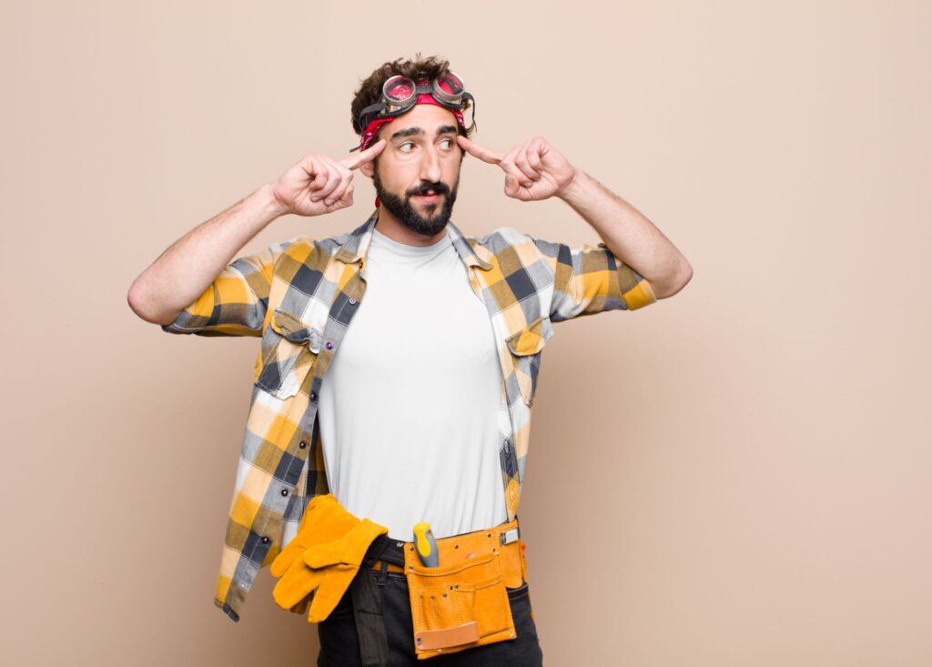 Nachdenklicher Handwerker vor Renovierung.