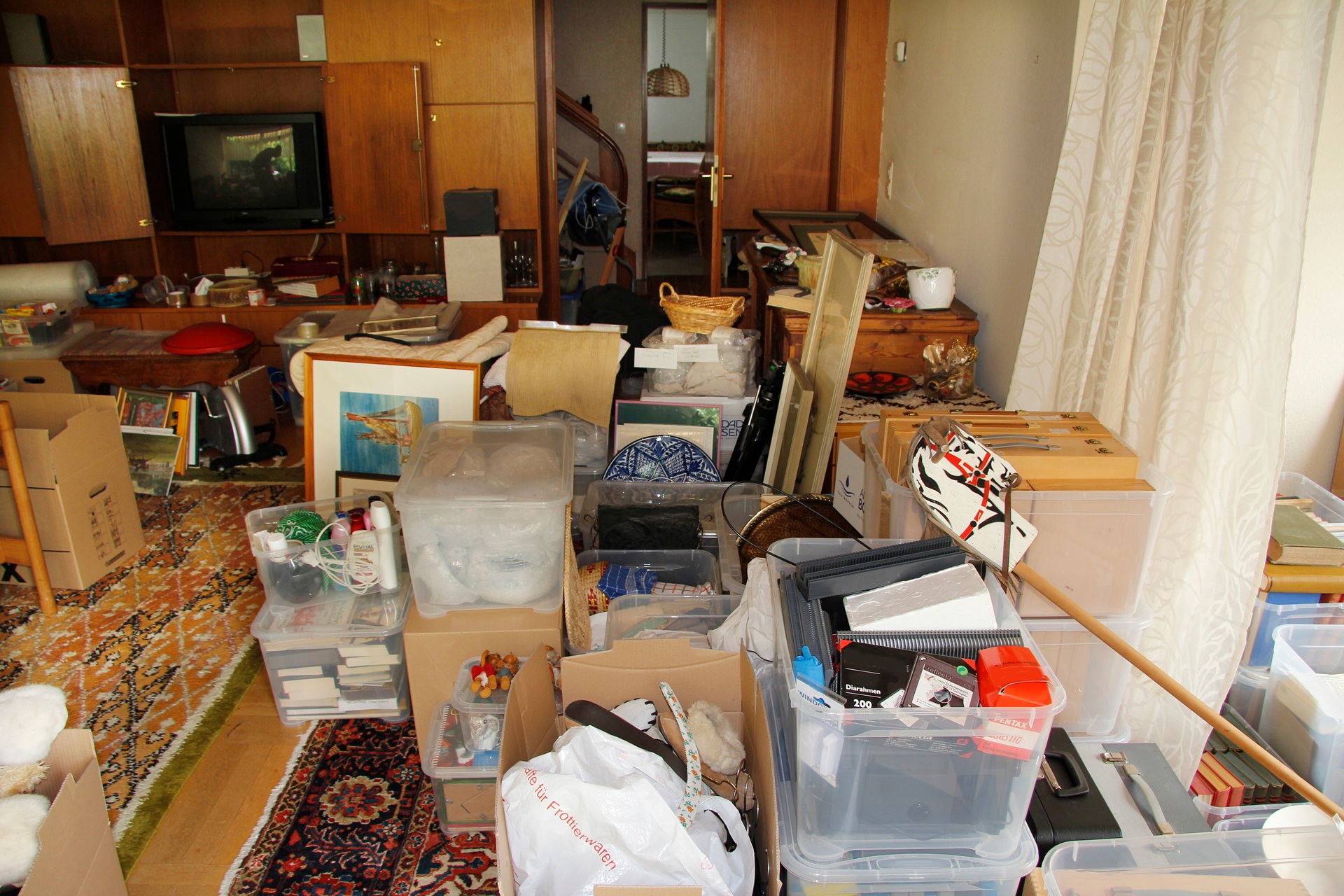 Unaufgeraeumte Wohnung mit vielen Kisten | Wohnungsauflösung Neuss